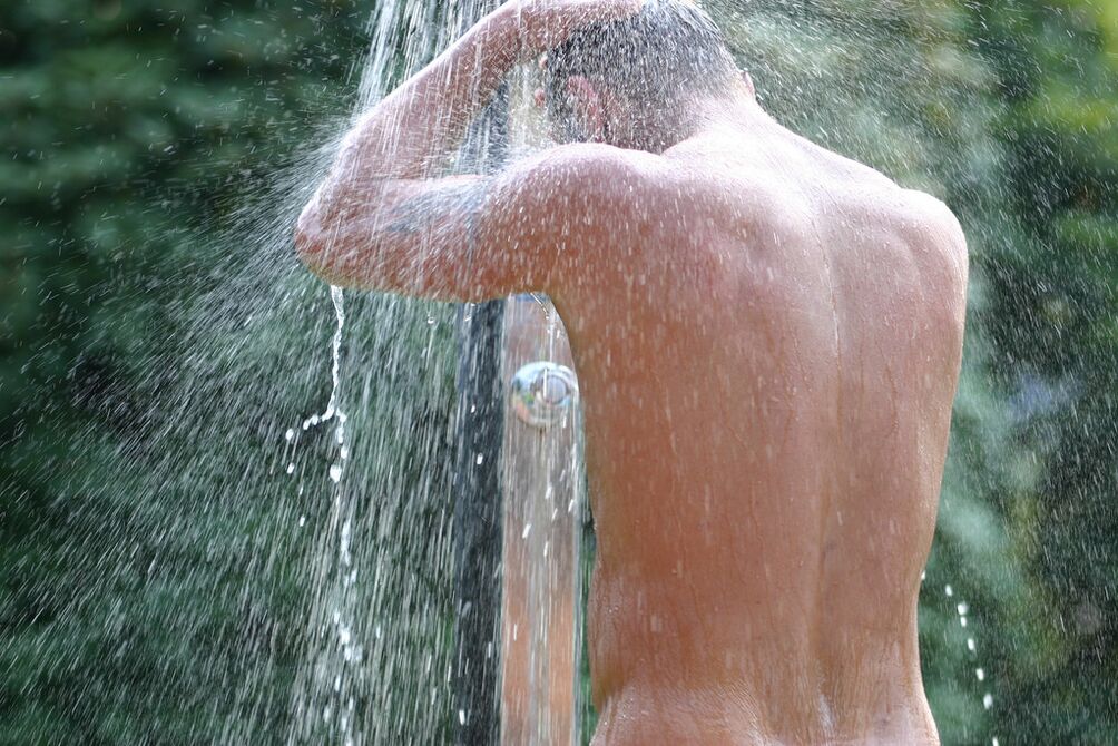 بعد الاستحمام بالصودا ، يحتاج الرجل إلى الاستحمام بماء بارد. 